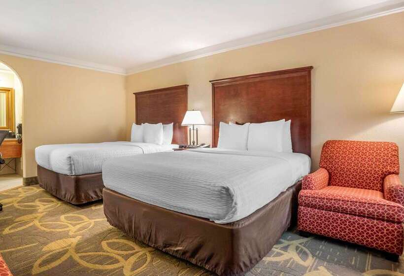 فندق Clarion Inn Conference Center