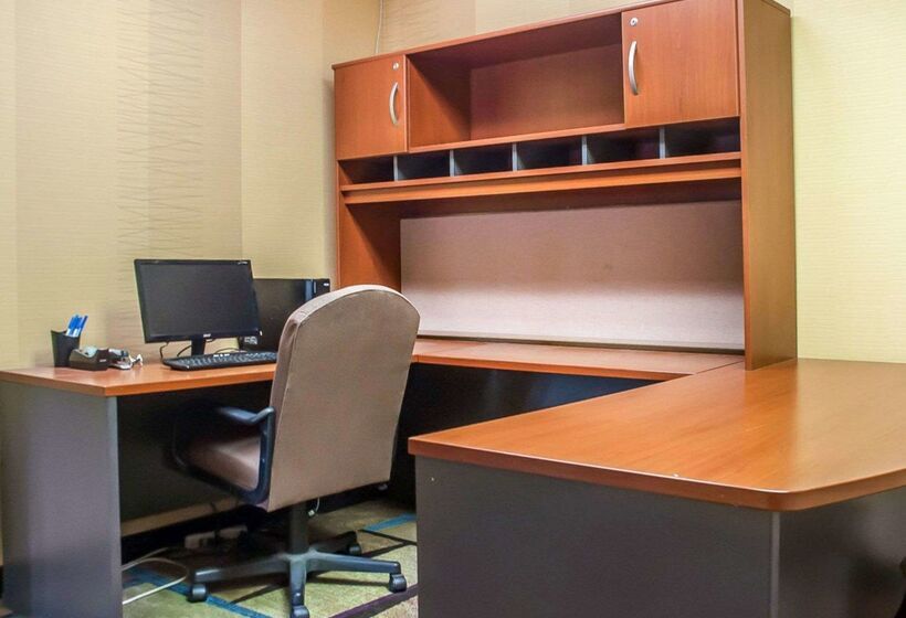 Отель Comfort Inn & Suites