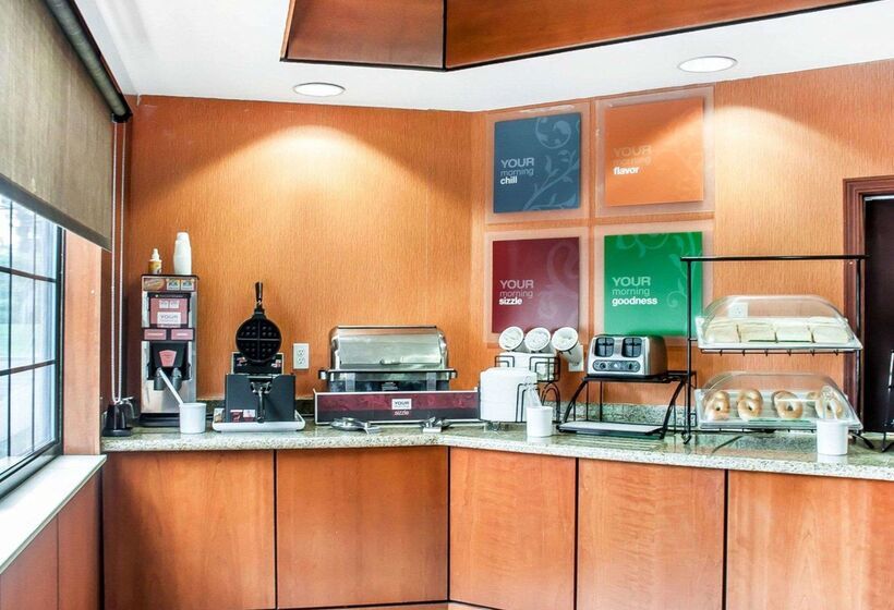 Отель Comfort Inn & Suites