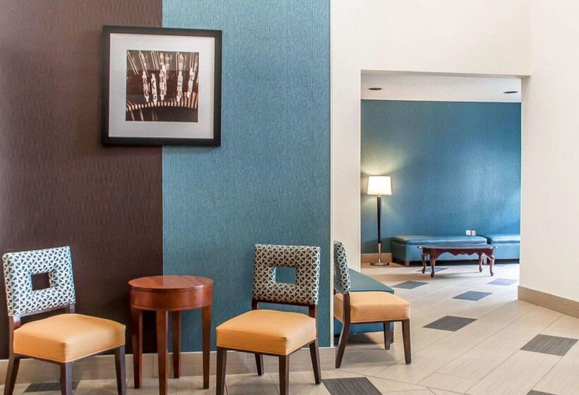 Отель Comfort Inn & Suites