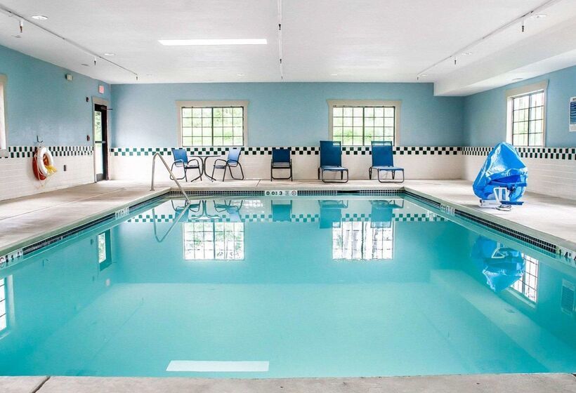 Отель Comfort Inn & Suites