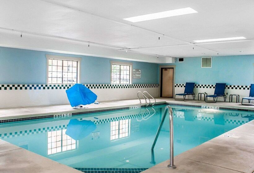 Отель Comfort Inn & Suites