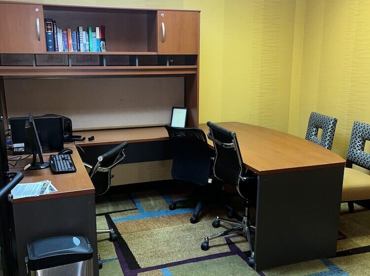 Отель Comfort Inn & Suites