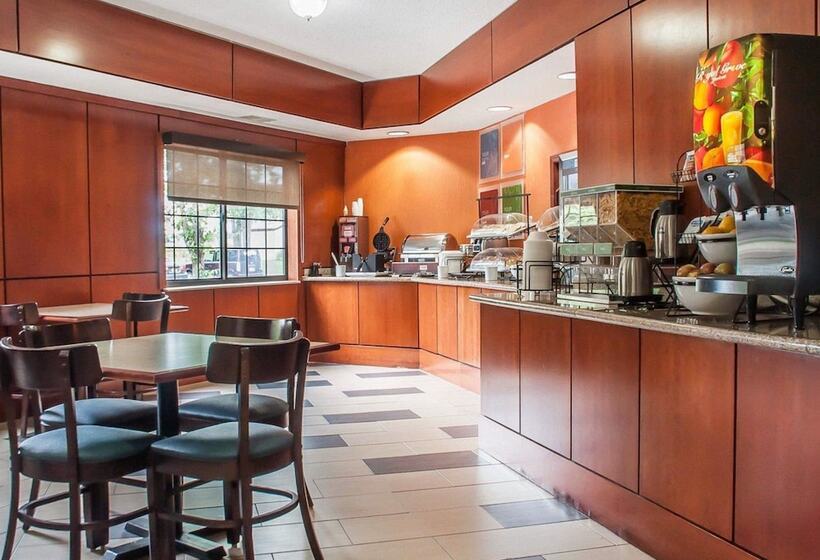 Отель Comfort Inn & Suites