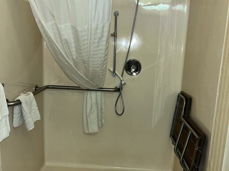 Отель Comfort Inn & Suites