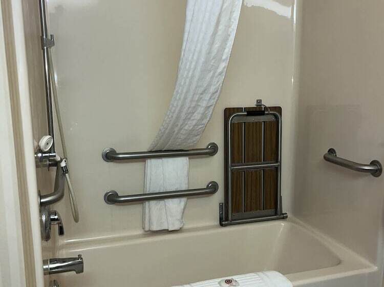 Отель Comfort Inn & Suites