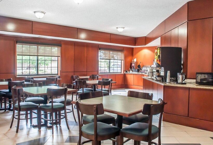 Отель Comfort Inn & Suites