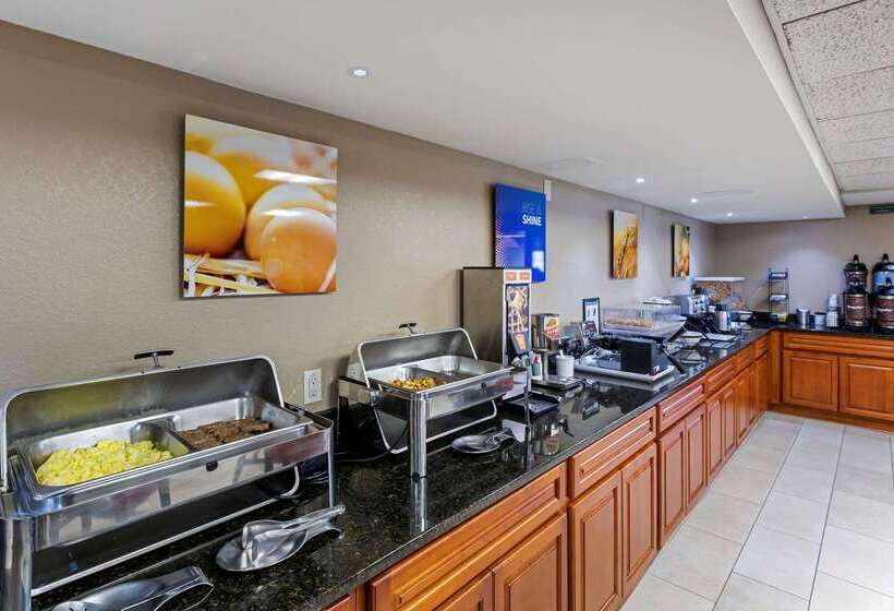 فندق Comfort Inn & Suites Jackson   West Bend