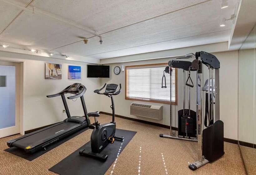 فندق Comfort Inn & Suites Jackson   West Bend
