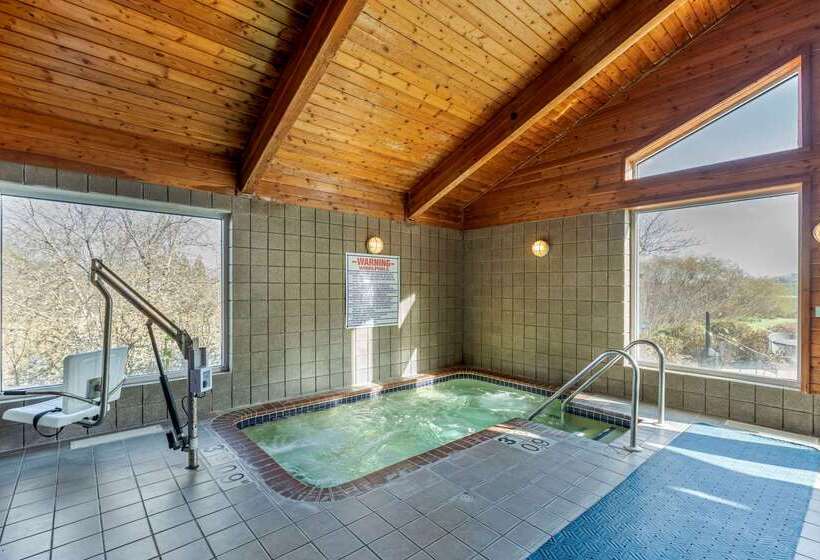 فندق Comfort Inn & Suites Jackson   West Bend