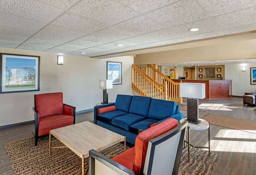 فندق Comfort Inn & Suites Jackson   West Bend