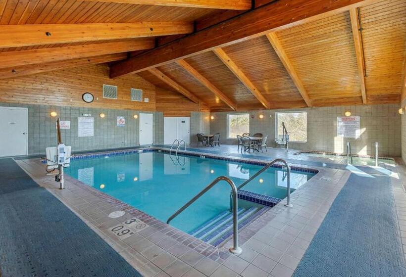 فندق Comfort Inn & Suites Jackson   West Bend