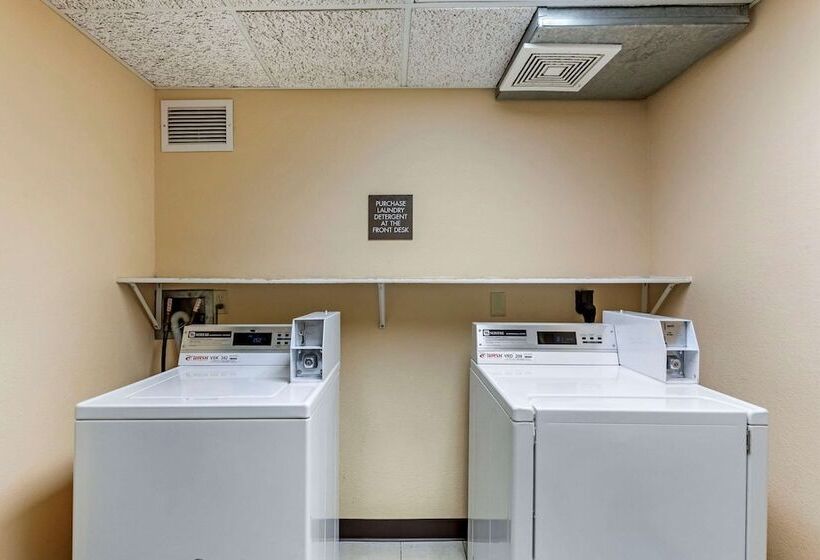 فندق Comfort Inn & Suites Jackson   West Bend