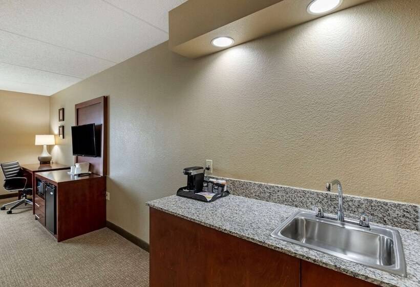 فندق Comfort Inn & Suites Jackson   West Bend