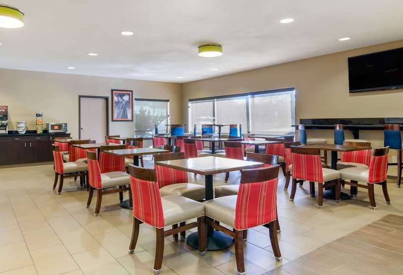 فندق Comfort Inn & Suites Kansas City   Northeast