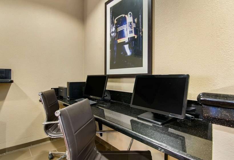 فندق Comfort Inn & Suites Kansas City   Northeast