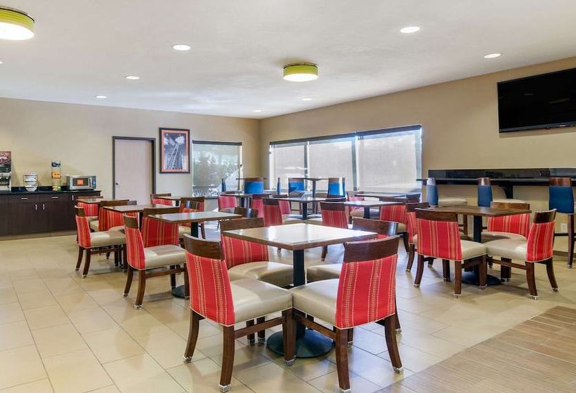 فندق Comfort Inn & Suites Kansas City   Northeast