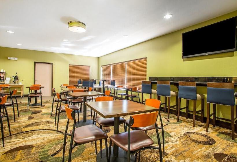 فندق Comfort Inn & Suites Kansas City   Northeast