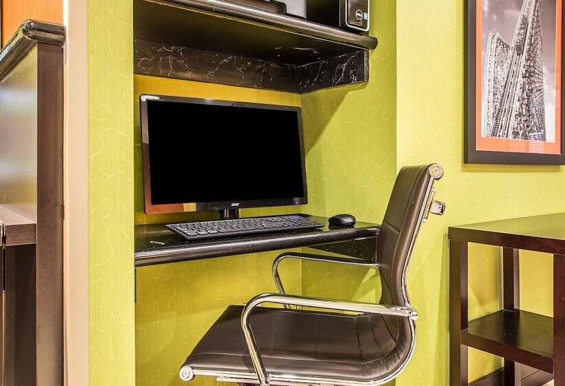 فندق Comfort Inn & Suites Kansas City   Northeast