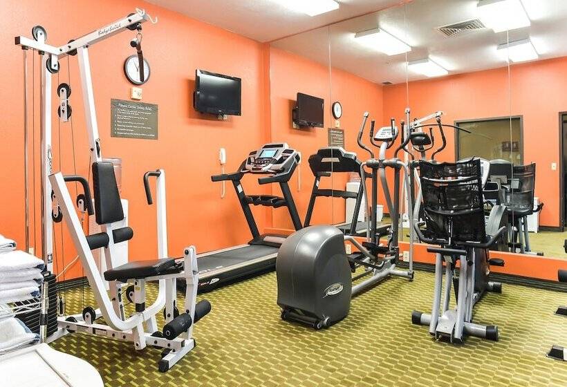 فندق Comfort Inn & Suites Kansas City   Northeast