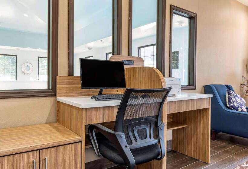 فندق Comfort Inn Near Downtown & Blue Ridge Pkwy