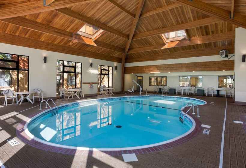 فندق Comfort Inn & Suites Branson Meadows