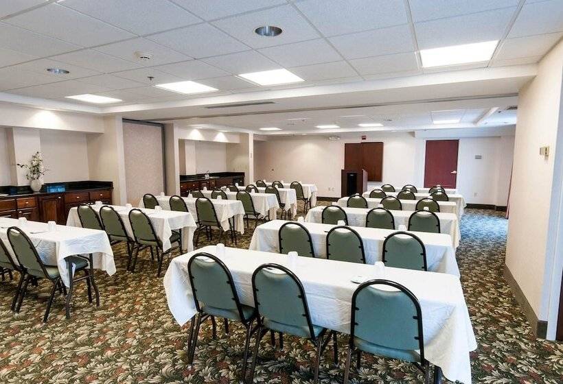 فندق Comfort Inn & Suites Near Pocono Mountains