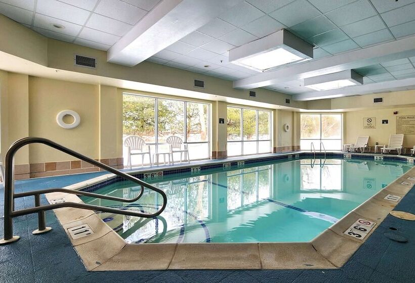 فندق Comfort Inn & Suites Near Pocono Mountains