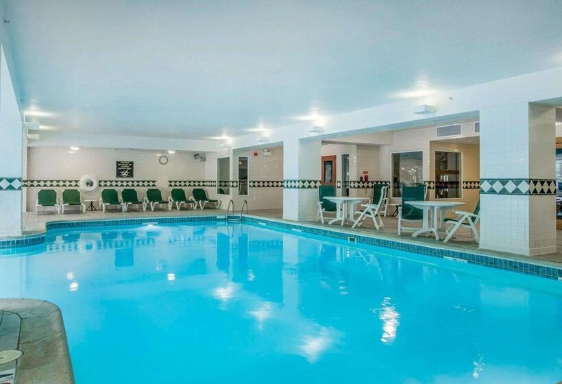 בית מלון כפרי Comfort Inn & Suites Near Burke Mountain