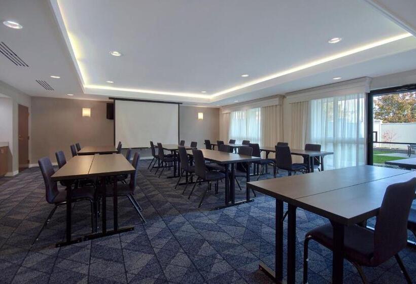 בית מלון כפרי Courtyard By Marriott Cincinnati Airport