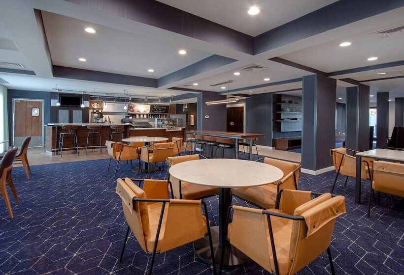 בית מלון כפרי Courtyard By Marriott Cincinnati Airport