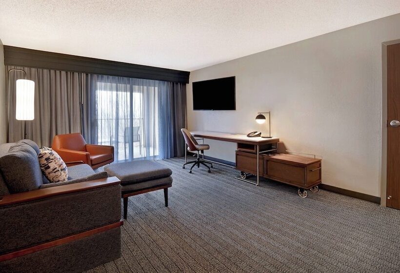 בית מלון כפרי Courtyard By Marriott Cincinnati Airport