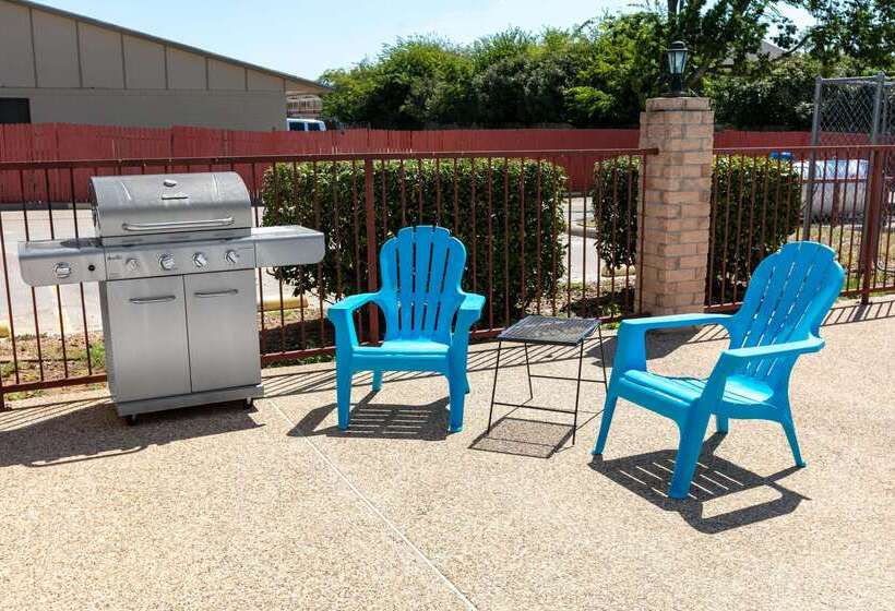 בית מלון כפרי Days Inn By Wyndham Granbury