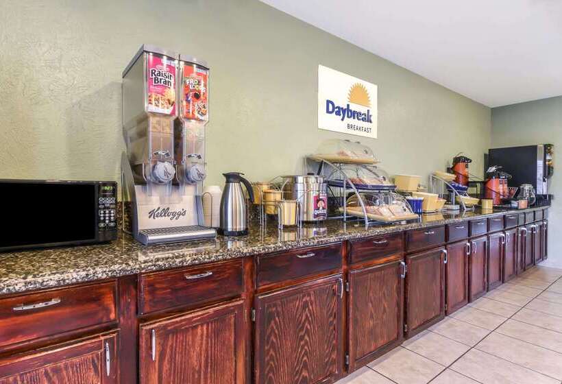 בית מלון כפרי Days Inn By Wyndham Granbury