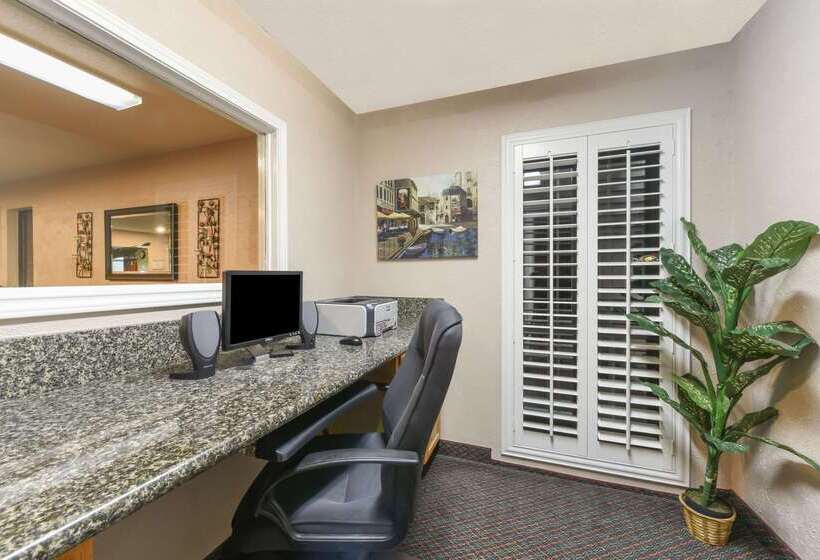 בית מלון כפרי Days Inn By Wyndham Granbury