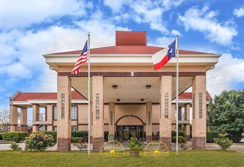 בית מלון כפרי Days Inn By Wyndham Granbury