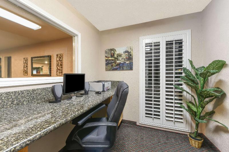 בית מלון כפרי Days Inn By Wyndham Granbury