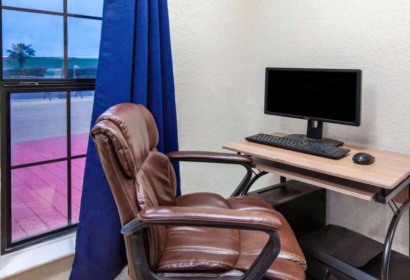 호텔 Days Inn & Suites By Wyndham Braunig Lake