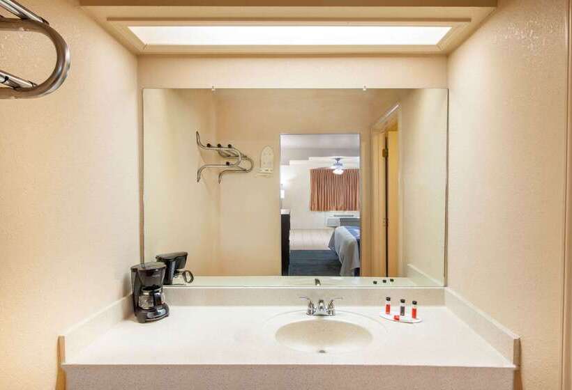 호텔 Days Inn & Suites By Wyndham Braunig Lake