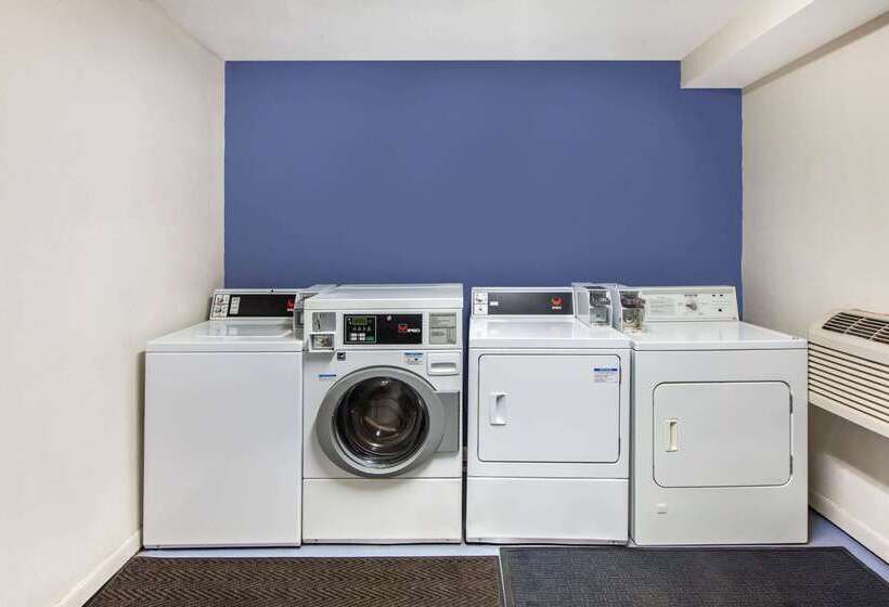 호텔 Days Inn & Suites By Wyndham Braunig Lake