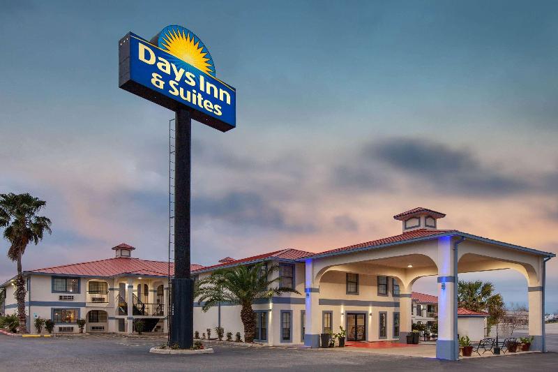 호텔 Days Inn & Suites By Wyndham Braunig Lake