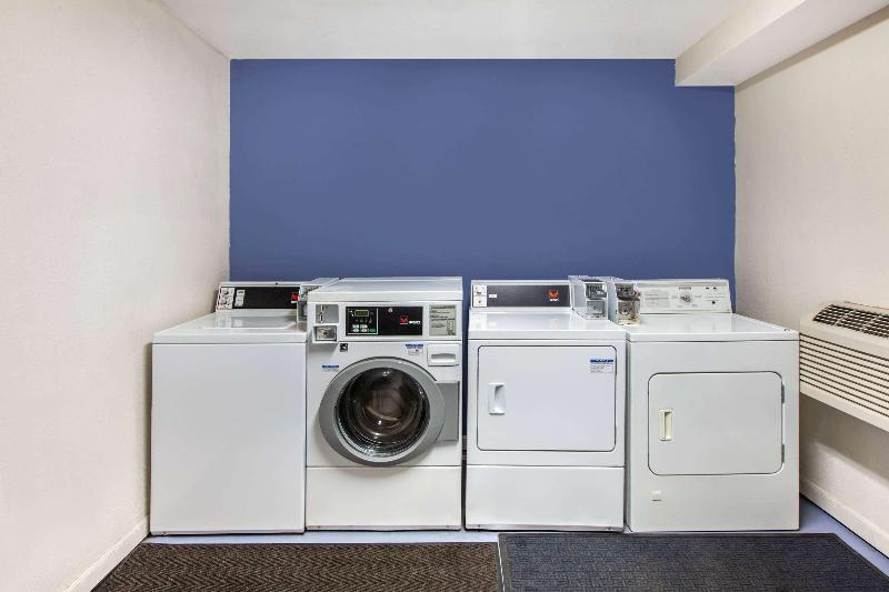 호텔 Days Inn & Suites By Wyndham Braunig Lake