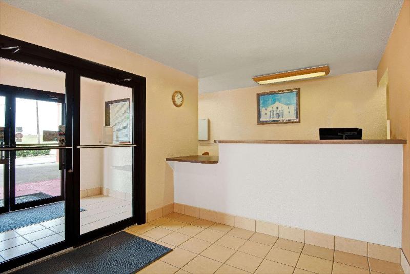 호텔 Days Inn & Suites By Wyndham Braunig Lake