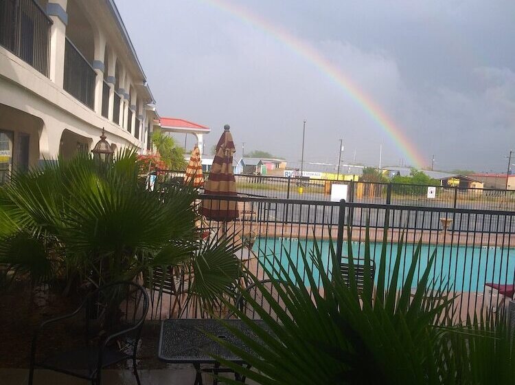 호텔 Days Inn & Suites By Wyndham Braunig Lake