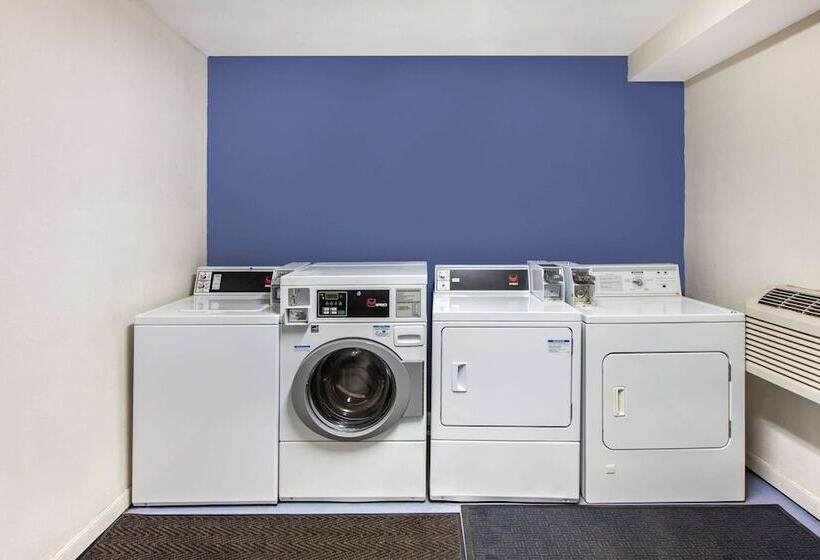 호텔 Days Inn & Suites By Wyndham Braunig Lake