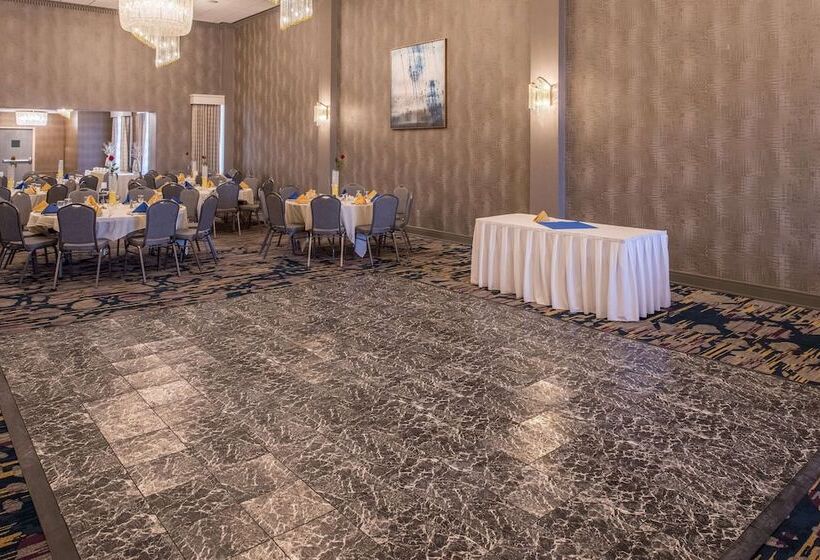 فندق Doubletree By Hilton Utica