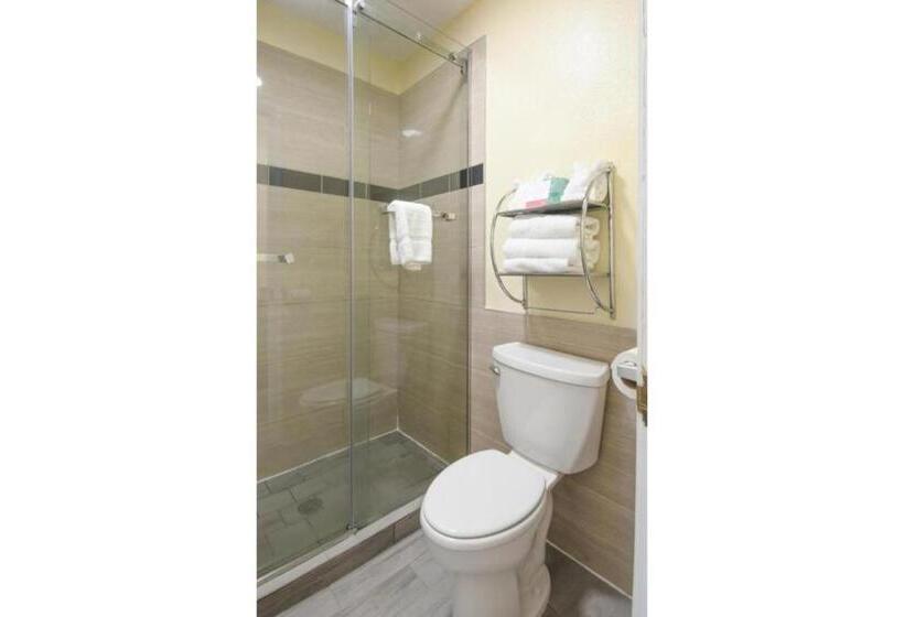 OYO Hotel Shenandoah Woodlands Mall