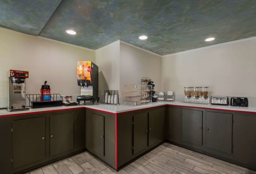 فندق Econo Lodge Inn & Suites