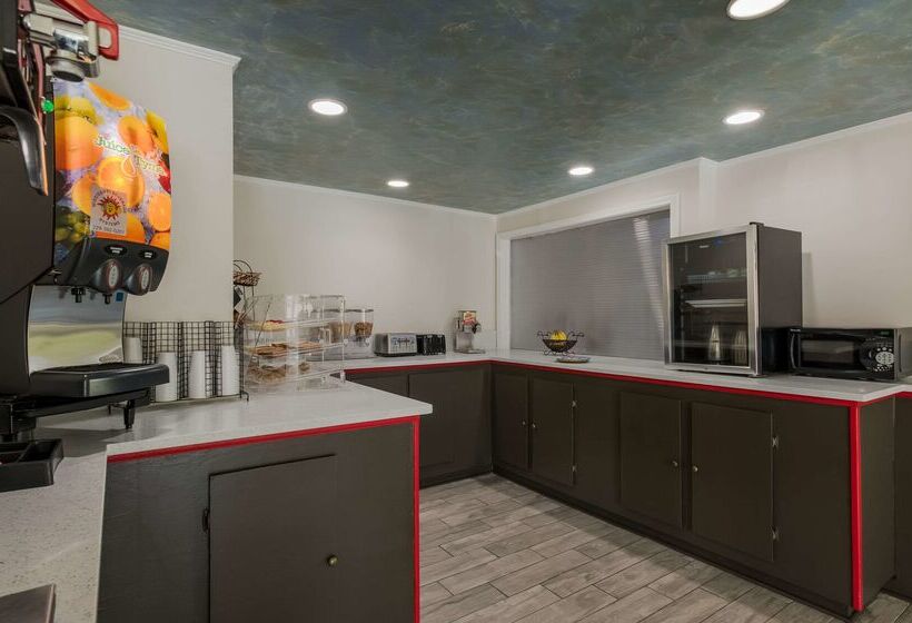 فندق Econo Lodge Inn & Suites