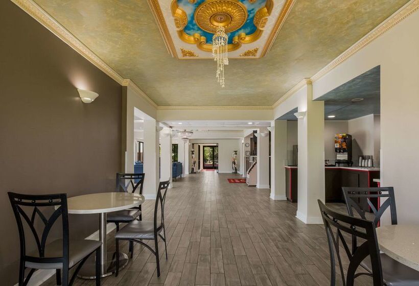 فندق Econo Lodge Inn & Suites